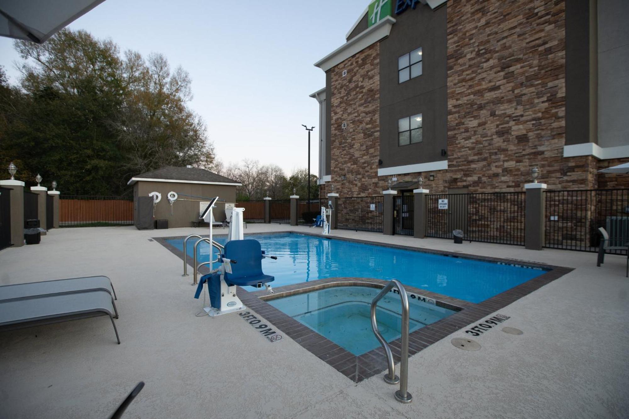 Holiday Inn Express & Suites Cleveland By Ihg Extérieur photo